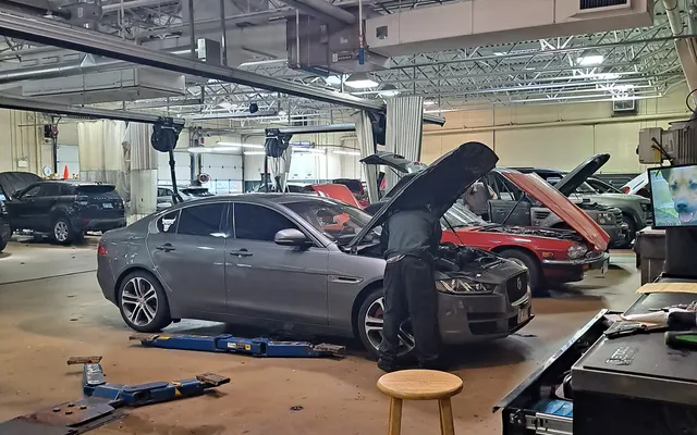 Photo of Land Rover Naperville Service, an auto repair shop in Aurora, IL